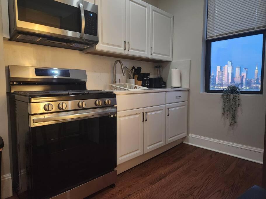Elegant 2 Bed Gem! Mins From Nyc Appartement Union City Buitenkant foto