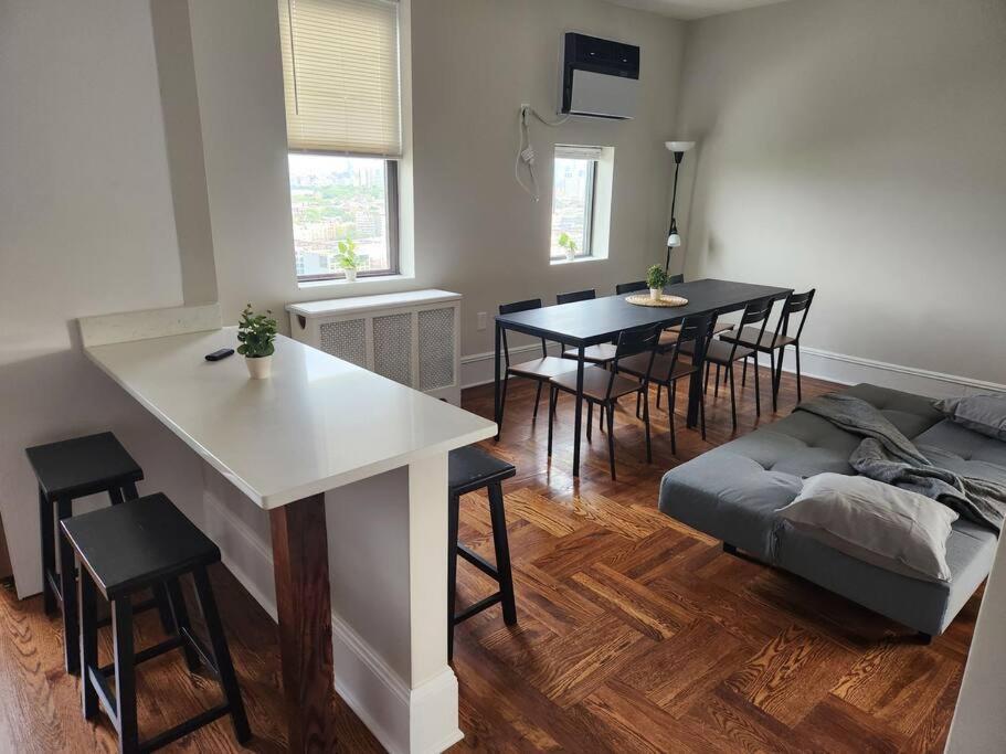 Elegant 2 Bed Gem! Mins From Nyc Appartement Union City Buitenkant foto